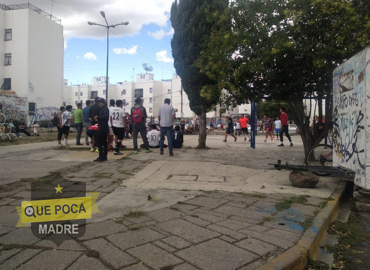Policías retiraron a un numeroso grupo de personas de un parque en Puebla.