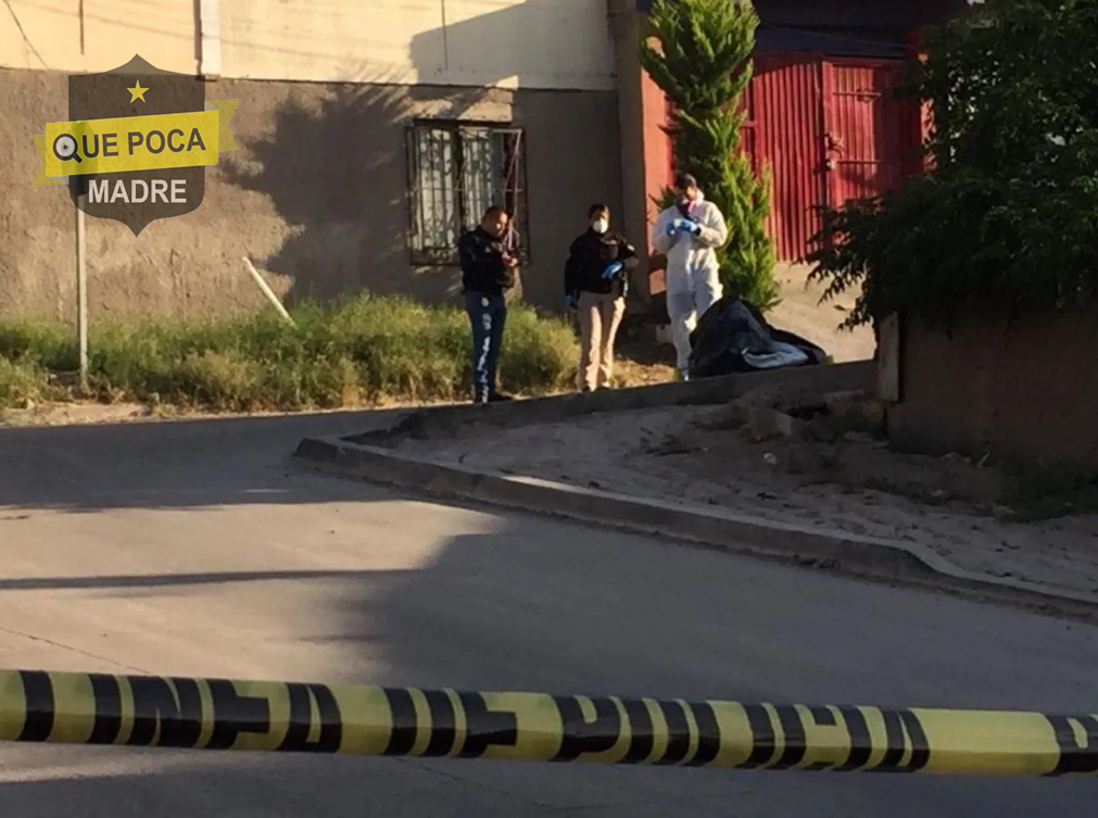 Sujetos arrojan cadáver de camioneta a exceso de velocidad en Tijuana.