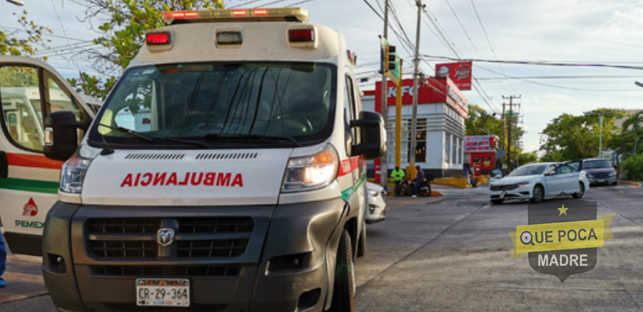 Se pasa el alto e impacta una ambulancia que acudía a un llamado en Campeche.