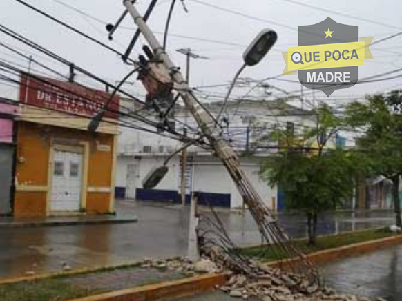 Tormenta tropical derriba poste de luz en Carmen.