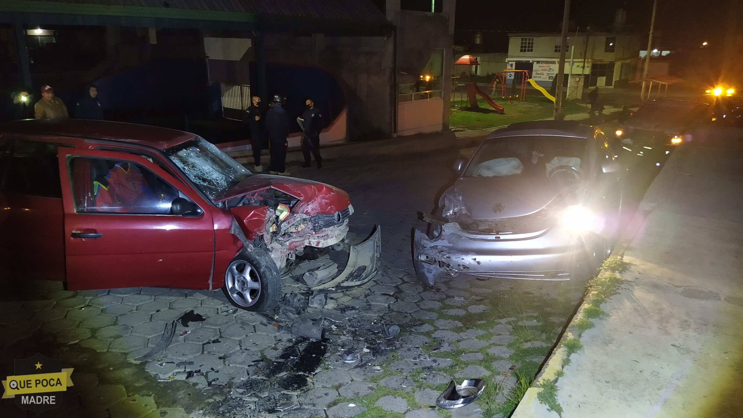 Delincuentes en auto asaltan gasolinera, chocan y huyen a pie en Tlaxcala.