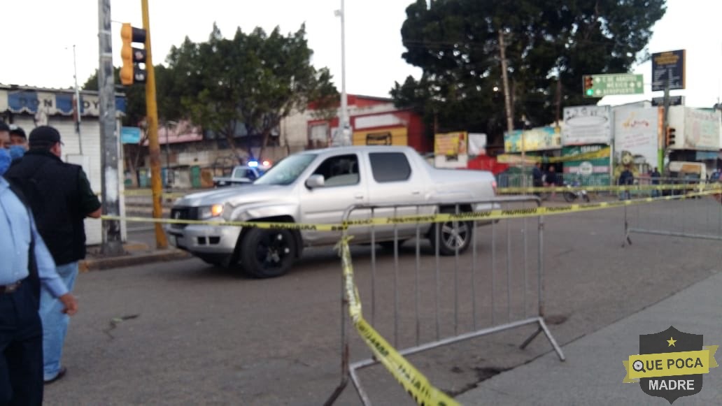 Encuentran una persona muerta a bordo de una camioneta en Oaxaca.