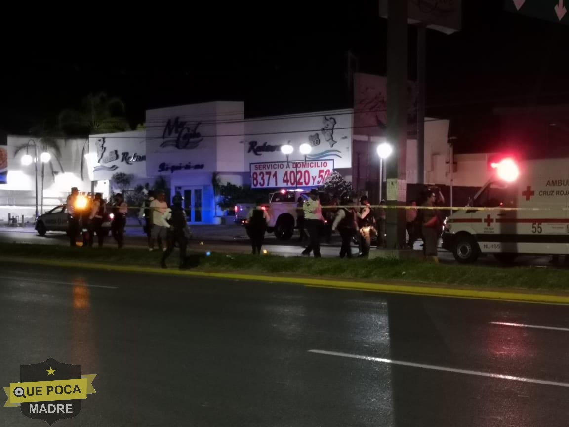 Ataque e balazos deja tres muertos afuera de un restaurante en Monterrey.
