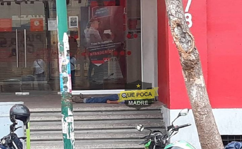 Muere hombre en la entrada de un banco en Chiapas.