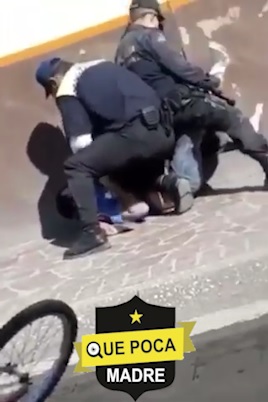 Policías someten y golpean a ciudadano por no portar cubrebocas en Guanajuato.
