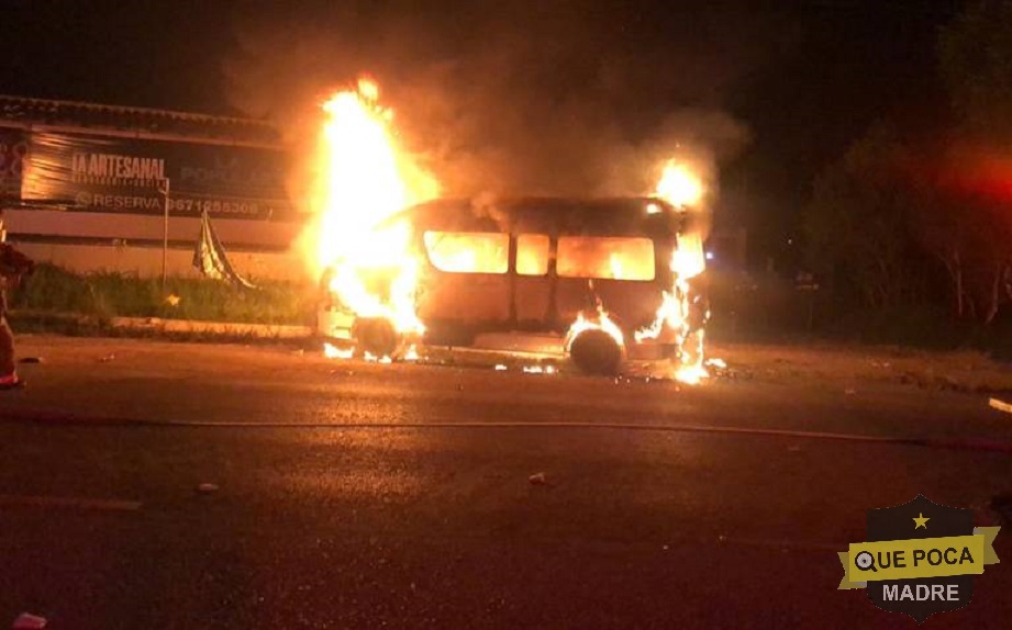 Transportistas de Chiapas queman unidad pirata.