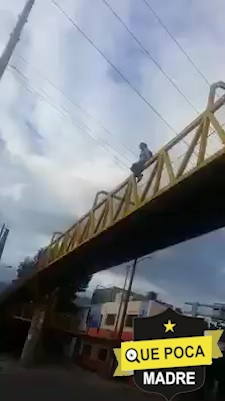 Una joven trato de quitarse la vida lanzándose desde un puente en Oaxaca.