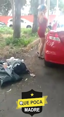 Graban a mujer tirando bolsas de basura en Coyoacán.