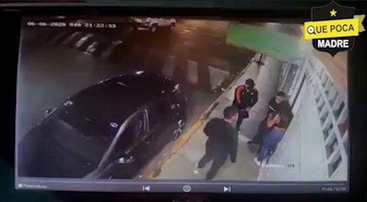 Sujetos roban un auto en Iztapalapa.