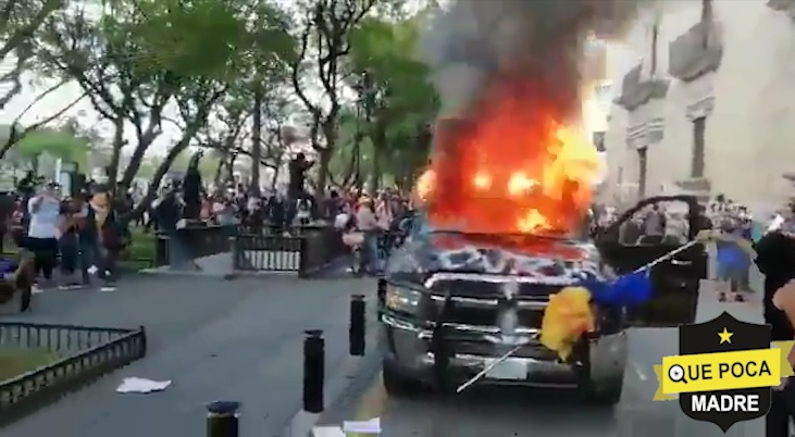 Manifestantes queman 2 patrullas en Guadalajara.