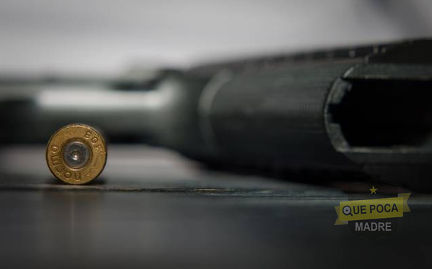 Policía tira su arma y le dispara a su esposa en Manzanillo.