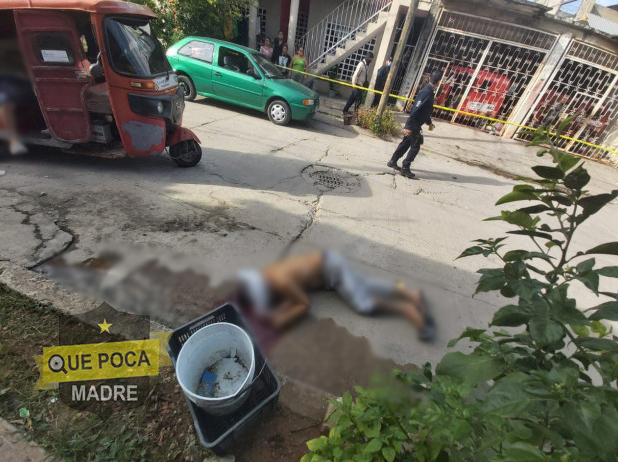 Ejecutan a dos hombres en un pochimovil en Villahermosa.