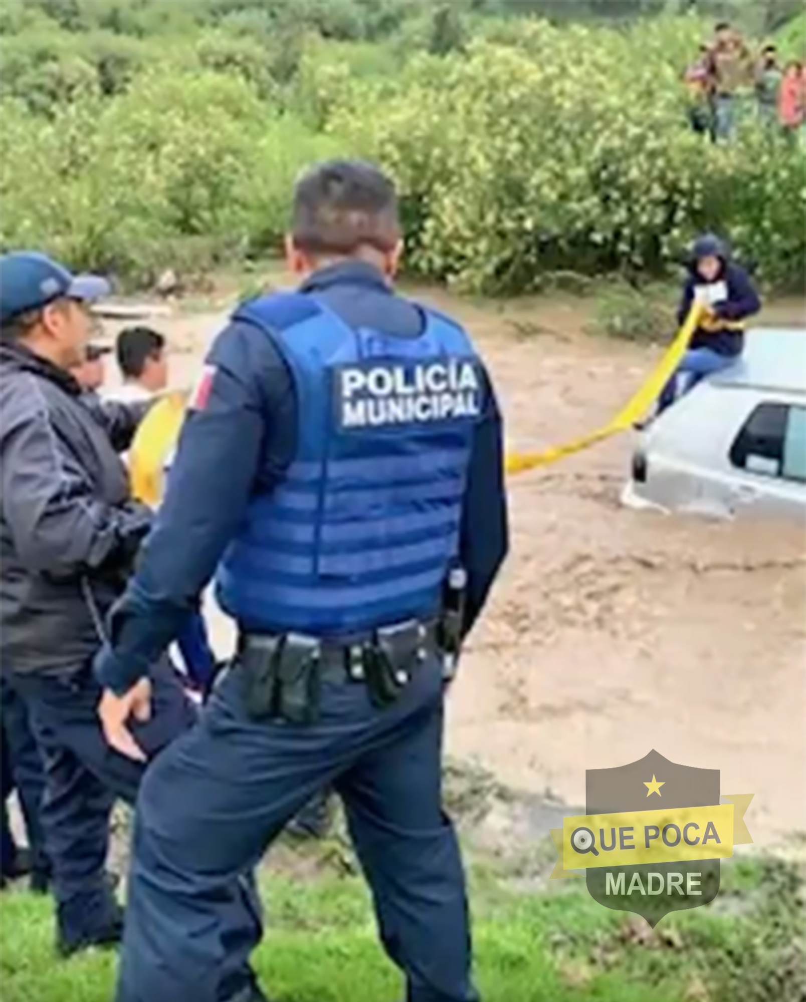 Rescatan a 2 personas de auto que arrastró arroyo en Puebla.