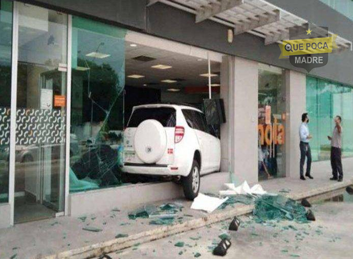 Anciano se mete al banco con su camioneta en Mérida.