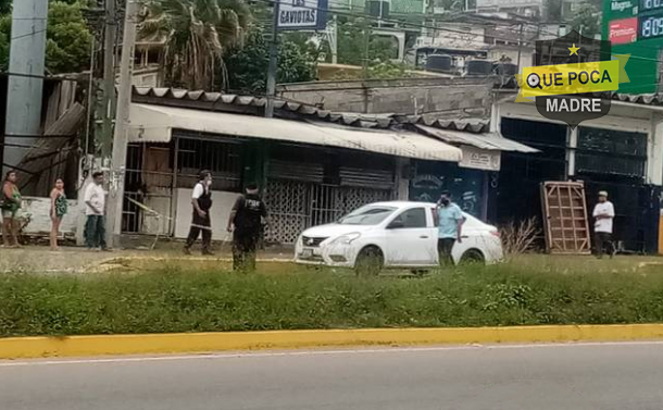 Encuentran a un hombre ahorcado con un torniquete dentro de un auto en Acapulco.