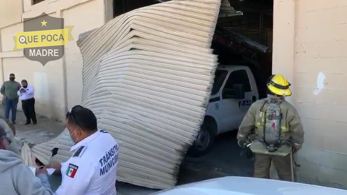 Camión tira cortina metálica y una barda por un descuido en Saltillo.