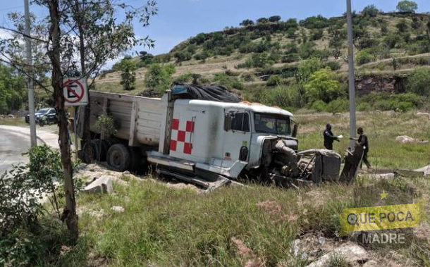 Falla mecánica provoca aparatoso accidente en El Marqués.