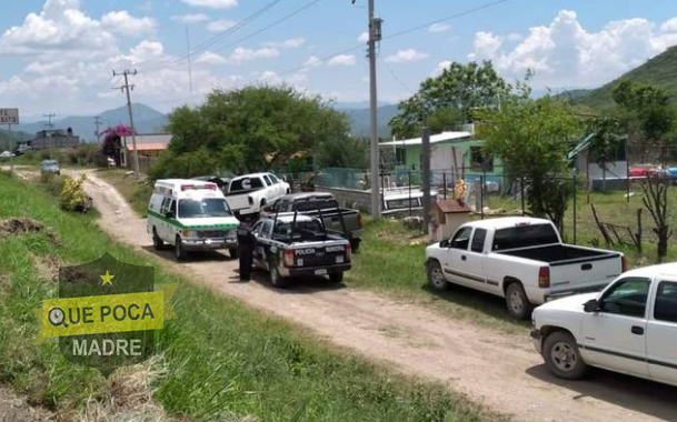 Encuentran a un hombre apuñalado atrás de su domicilio en Landa de Matamoros.