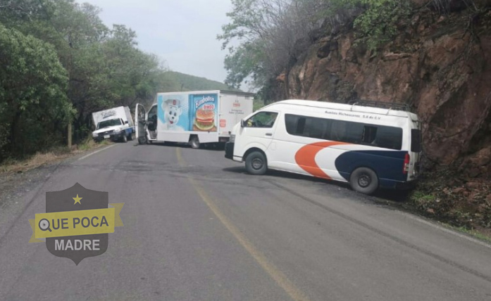 Bloqueos carreteros y enfrentamientos armados de células criminales en Michoacán.