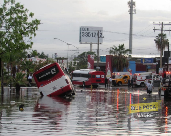 Camión queda varado con trabajadores tras inundación en Mazatlán.