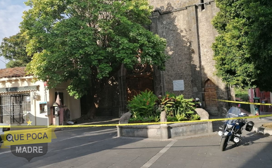 Hombre muere por sobredosis afuera de una iglesia en el Centro de Cuernavaca.