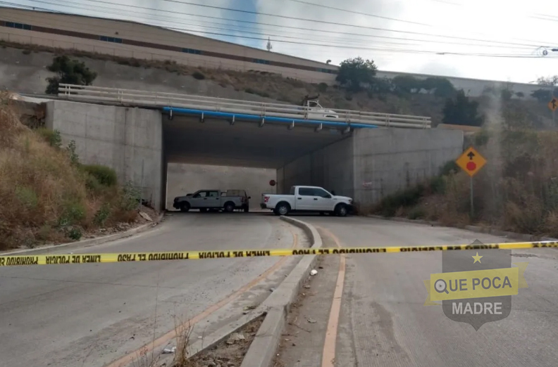 Abandonan cadáver debajo de un puente en Tijuana.