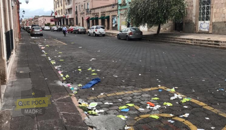 Tiran deshechos médicos en el Centro de Morelia.