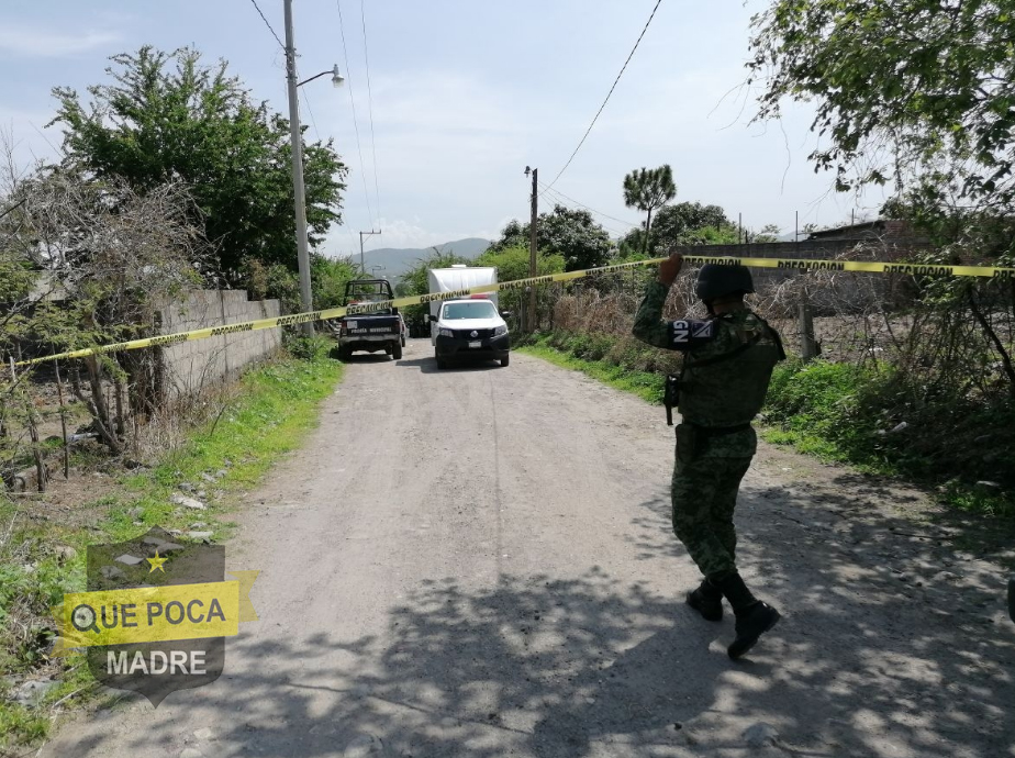 Encuentran a un hombre asesinado dentro de terreno baldío en Temixco.