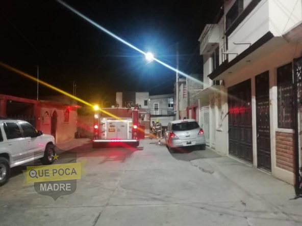 Delincuentes balean e incendian casa en Fresnillo.