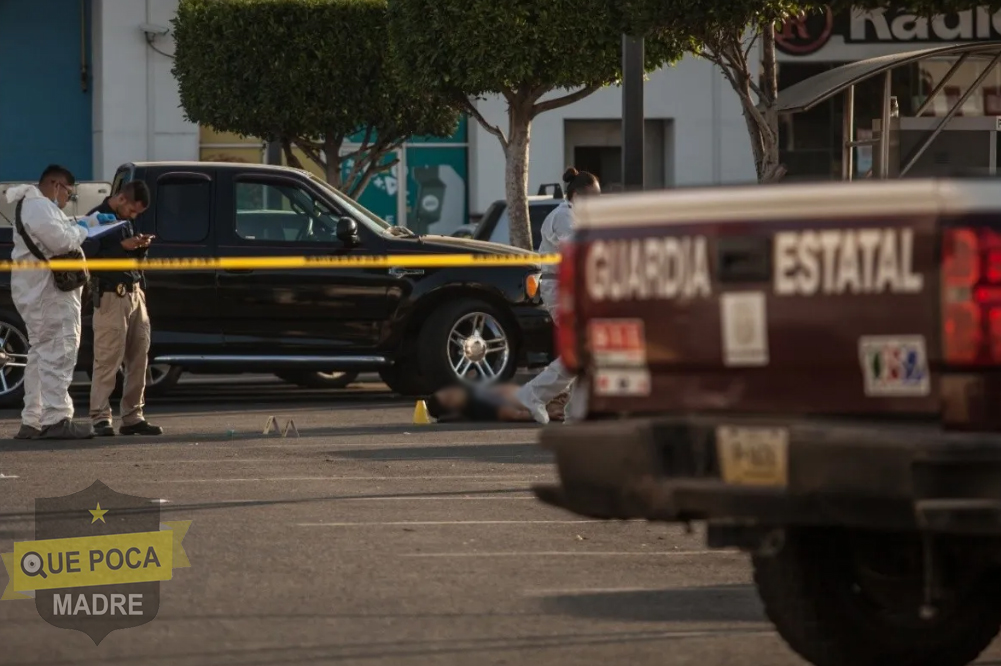 Asesinan a un hombre a tiros frente a su familia en Tijuana.