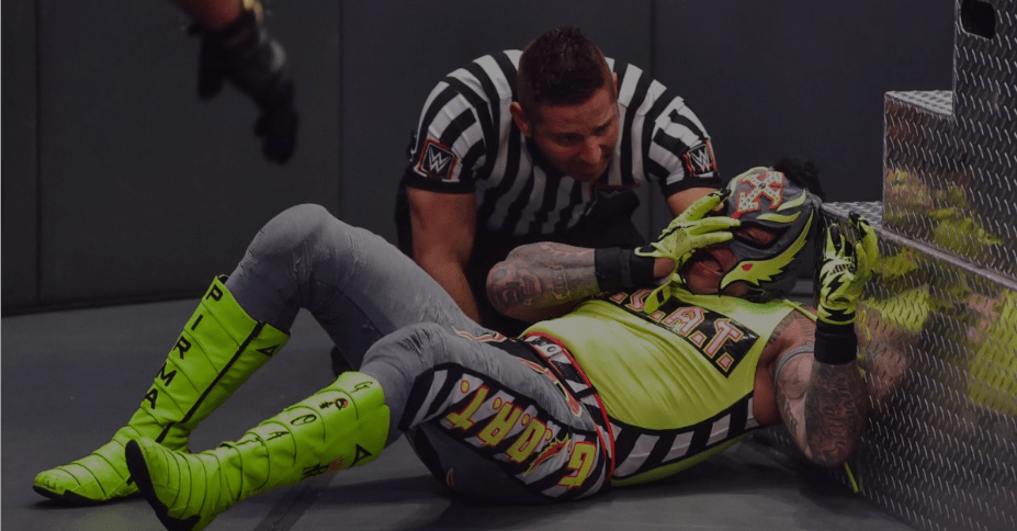 Rey Misterio sufre fuerte lesión en el ojo durante combate en “Extreme Rules” de la WWE.