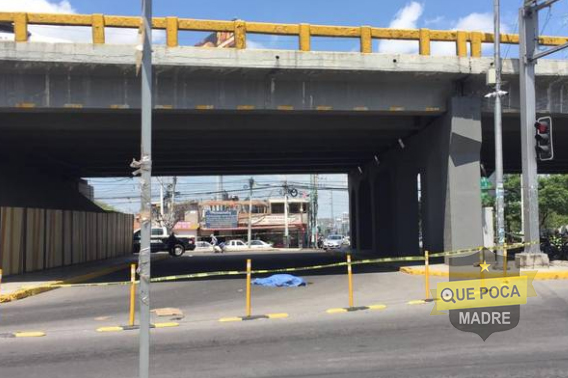 Hombre muere al caer de puente vehicular en Querétaro.