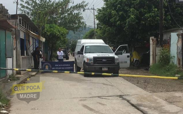 Encuentran taxista ejecutado con mensaje del crimen organizado en Acapulco.