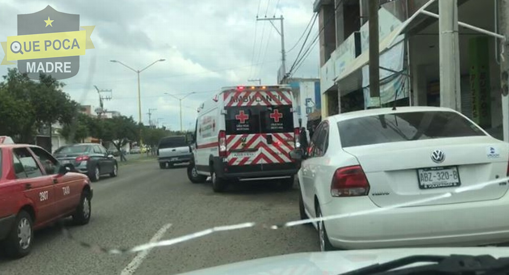 Hombre es apuñalado por un sujeto tras accidente vial en Aguascalientes.