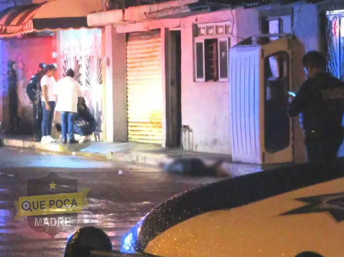 #DeNuestroInbox: Anoche 2 hombres fueron asesinados a tiros en calles de la colonia Valencia Segunda Sección en #Zamora, #Michoacán, rápidamente los vecinos llamaron a la policía que encontró a los 2 sujetos sin vida, los agresores huyeron sin dejar rastro y no fueron detenidos, los occisos no han sido identificados.