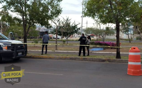 Hombre de 40 años muere misteriosamente mientras caminaba en Querétaro.