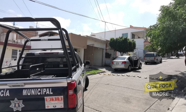 Balean un auto estacionado afuera de su casa en Culiacán.