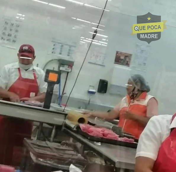 Empleados de supermercado son captados manejando alimento sin cubrebocas en Mérida.