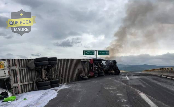 Caos vial tras aparatosa volcadura de tráiler en Querétaro.