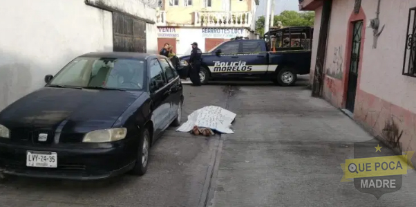 Encuentran cadáver cubierto con lona del crimen organizado en Puente de Ixtla.