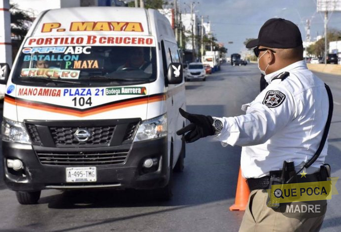 Multan a personas y choferes por no seguir medidas de transporte público en Cancún.