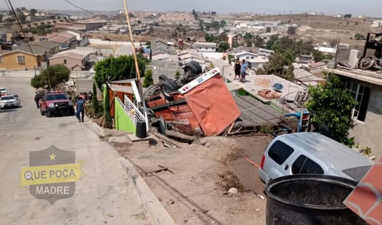 Un muerto y un herido tras la volcadura de un camión repartidor de agua en Tijuana.