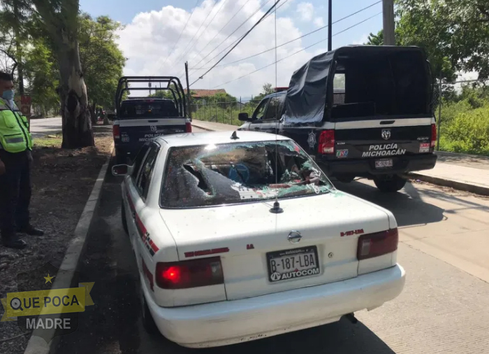 Transportistas interceptan taxi con pasajeros y lo  vandalizan en Morelia.