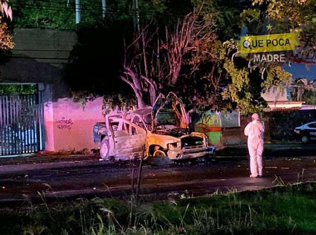 Choca, se incendia su camioneta y muere en Cuernavaca.