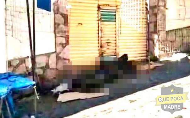 Encuentran a indigente muerto afuera del mercado de Taxco.
