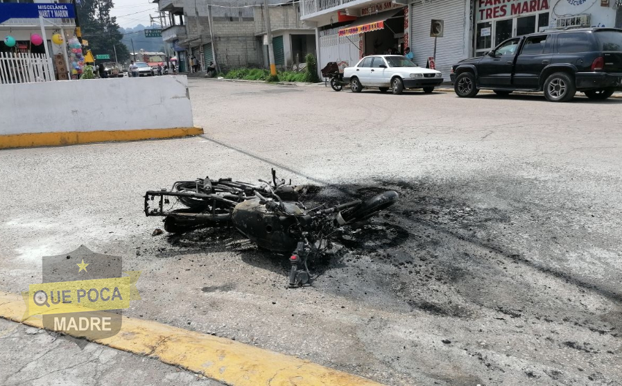 Queman una motocicleta que atropelló a una niña en Huitzilac.