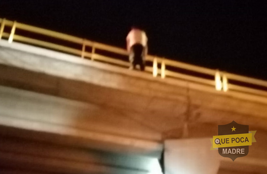 Policías convencen a un joven de no saltar de un puente en San Francisco De Los Romo.