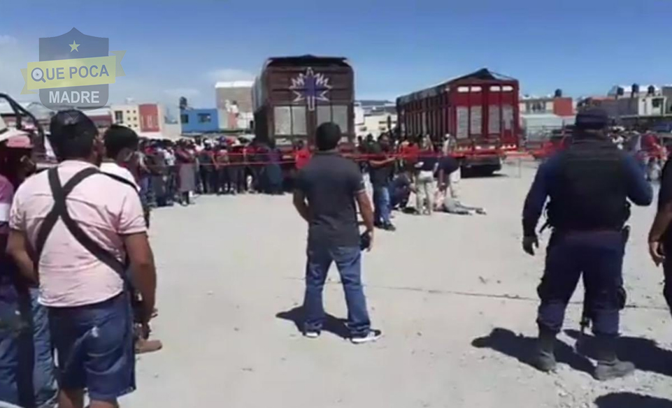 Delincuente es linchado en la Central de Abastos de Huixcolotla.