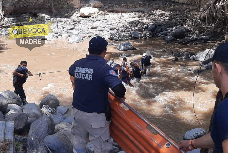 Cae de acantilado a un río, es rescatado y sobrevive en Izúcar de Matamoros.