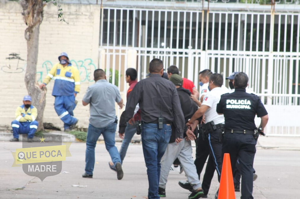 Encuentran cadáver en contenedor de basura y arrestan a 3 de una casa de donde se arrastró el cuerpo en Aguascalientes.